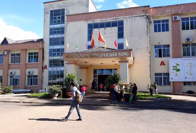 Nguyen giam doc benh vien duoc dinh chi dieu tra... vi co nhieu Bang khen?