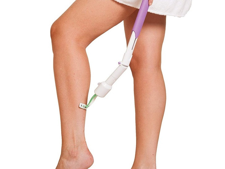 Dao cạo có tay cầm dài giúp chị em thao tác dễ dàng hơn ở bắp chân hay phía sau lưng.