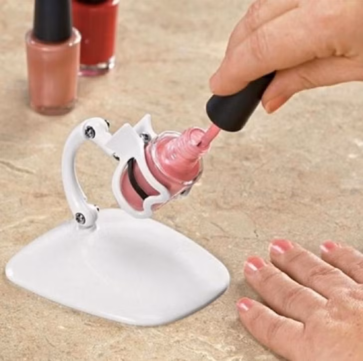 Chiếc kệ đỡ lọ sơn móng tay này chắc chắn sẽ hữu ích nếu bạn thường tự sơn móng tay tại nhà.