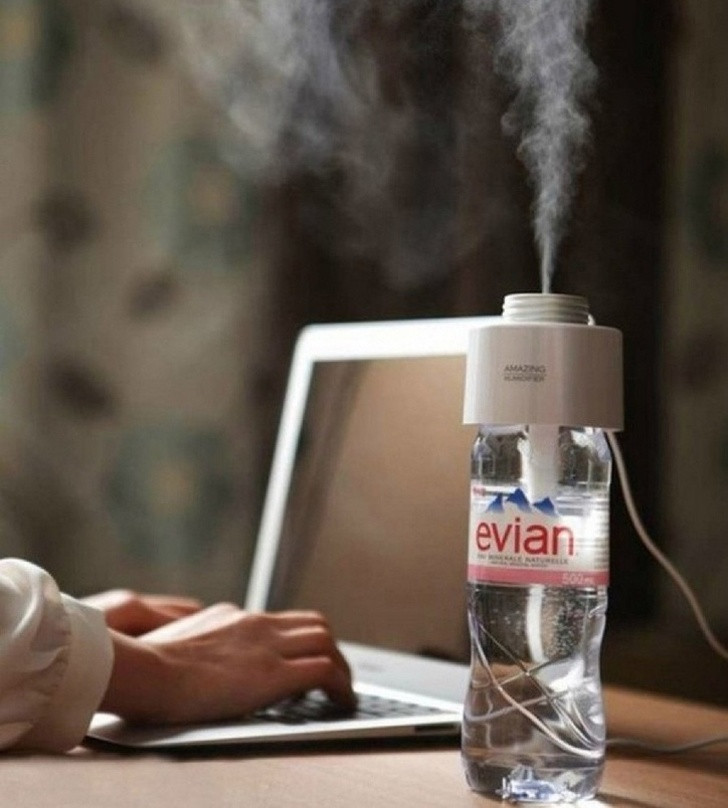 Máy tạo độ ẩm cầm tay, có thể hoạt động chỉ với một chai nước là sản phẩm thiết yếu cho mùa hanh khô.