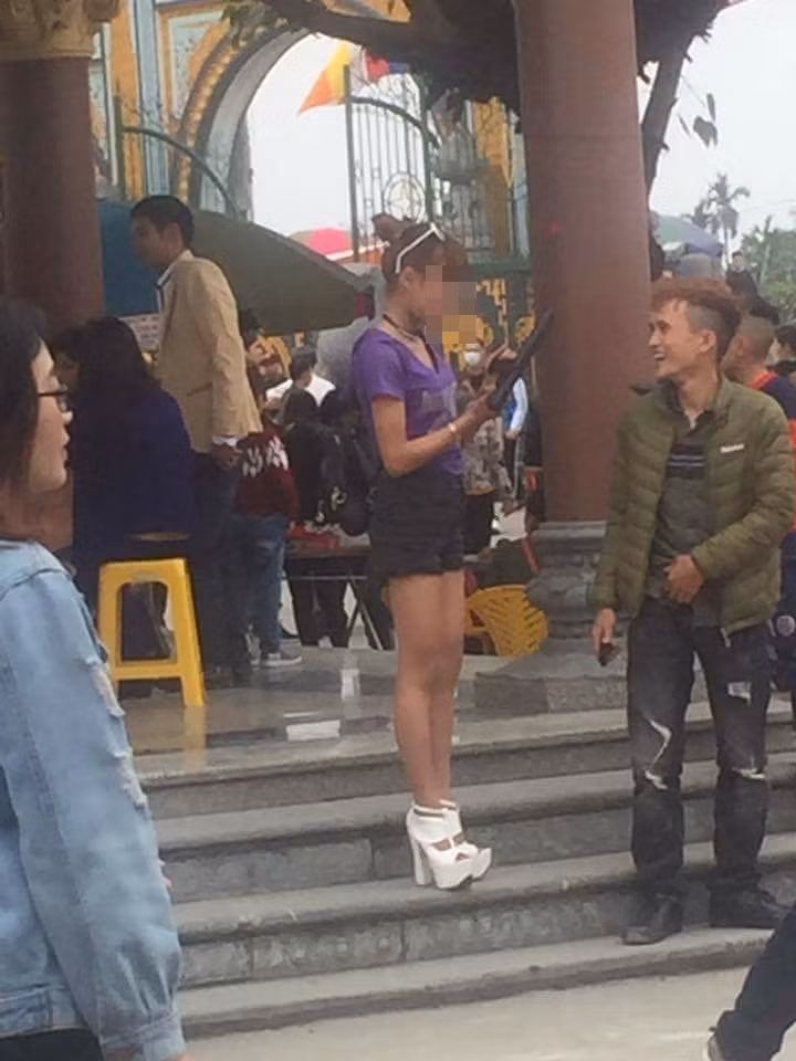 Thiếu nữ đi chùa với quần short khoe chân dài. Ảnh: Thế giới trẻ.