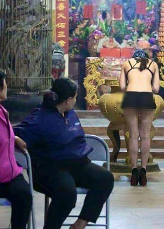 Trang phục hở hang của thiếu nữ khiến mọi người phải ngoái nhìn, bức ảnh được chụp năm 2016. Ảnh: Phunutoday.