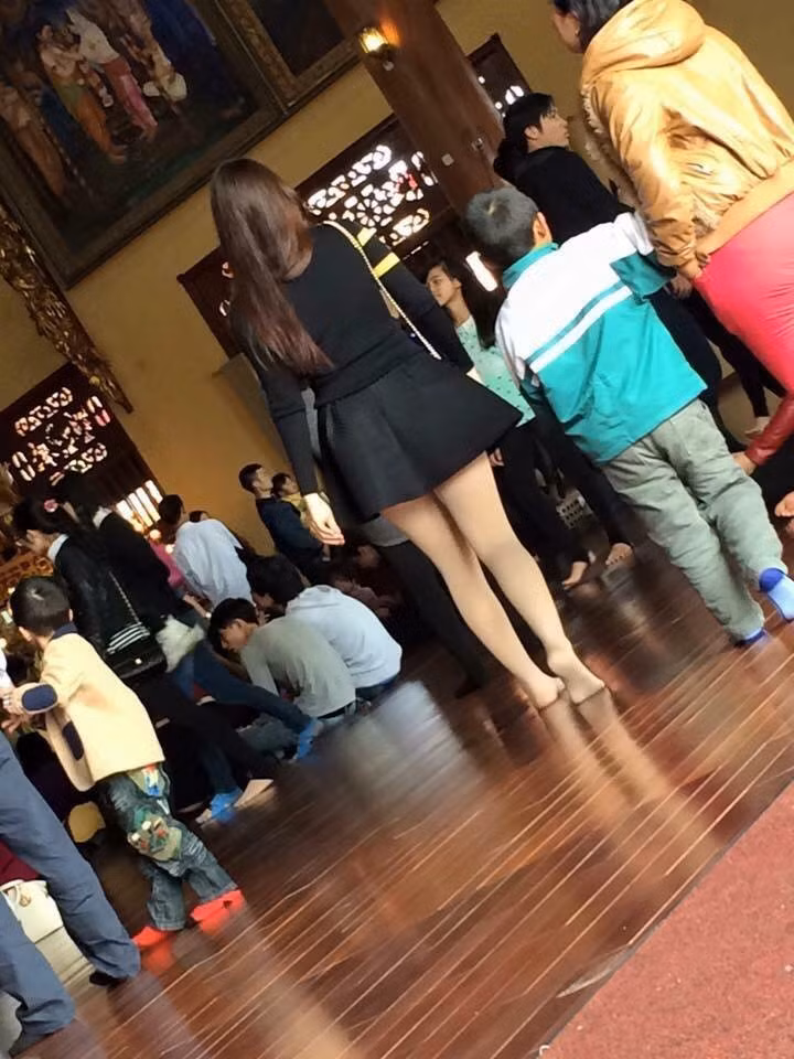 Trang phục của cô gái rất thời trang nhưng lại không phù hợp ở nơi cửa chùa. Ảnh: Internet.