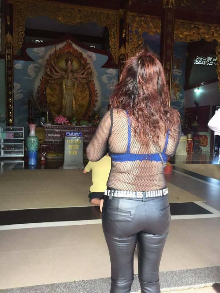 Người phụ nữ đi lễ chùa mặc trang phục nhức mắt mặc như không khiến nhiều người sốc. Ảnh: Vietnammoi.
