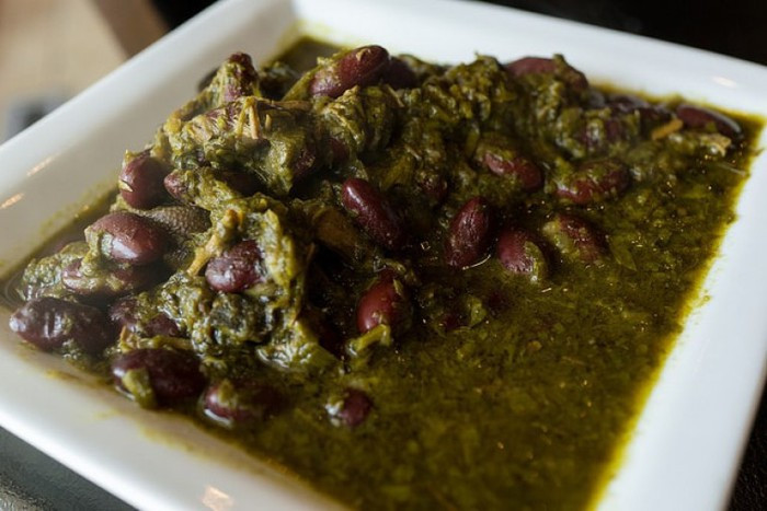 Ghormeh Sabzi: Được nấu từ nhiều loại thảo mộc, đậu thận và thịt cừu, món ăn này thường được ăn với cơm và là một món ăn rất phổ biến và nên thử ở Iran.