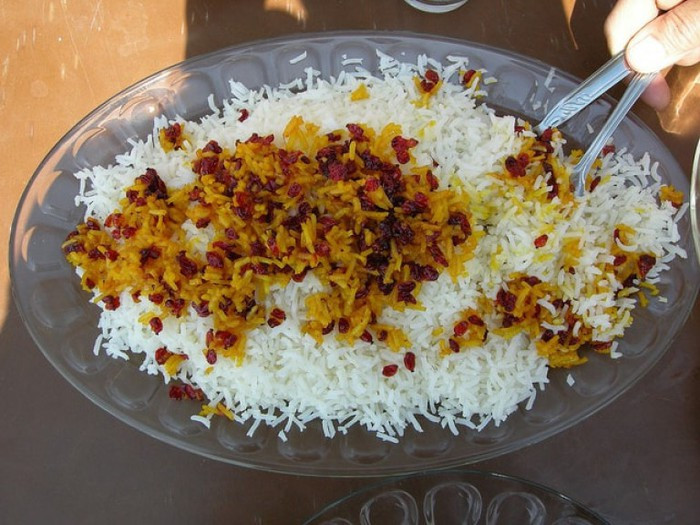 Zereshk Polo Morgh – một món cơm được nấu với nghệ tây và barberries. Món ăn này thường được ăn cùng với gà hầm cà chua. Barberries có màu đỏ rực rỡ và vị chua làm cho hương vị của món ăn này trở nên thú vị.