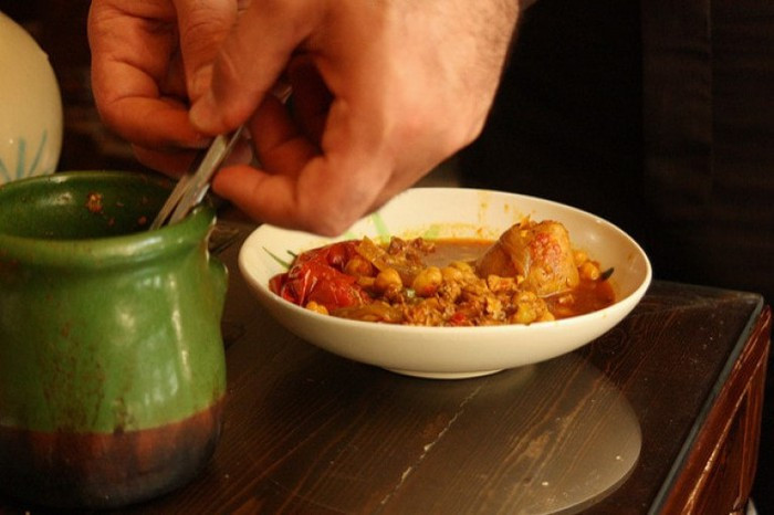 Dizi là món ngon khó cưỡng có từ lâu đời của đất nước Iran với lịch sử tồn tại từ hàng trăm năm trước. Đây thực chất là một món hầm được làm từ thịt cừu và đậu xanh với cà chua, có hương vị thơm ngon đặc trưng.