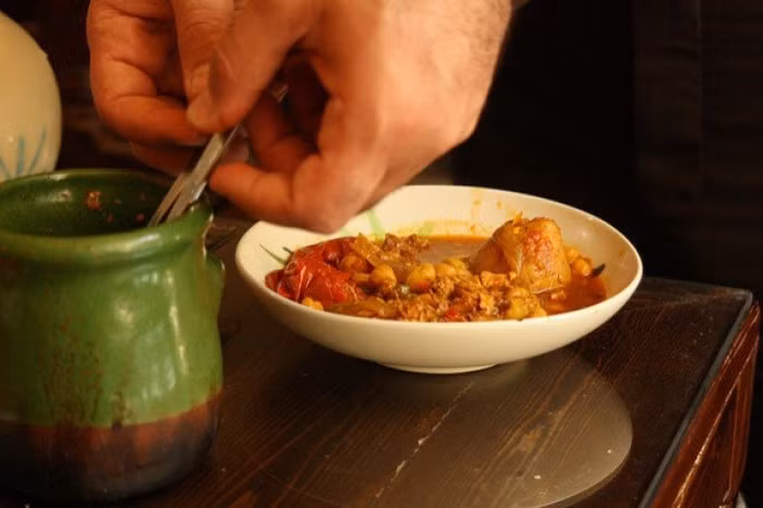 Dizi là món ngon khó cưỡng có từ lâu đời của đất nước Iran với lịch sử tồn tại từ hàng trăm năm trước. Đây thực chất là một món hầm được làm từ thịt cừu và đậu xanh với cà chua, có hương vị thơm ngon đặc trưng.