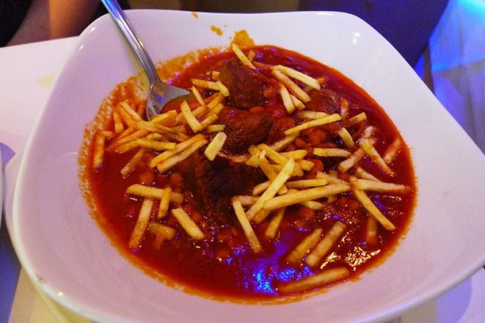 Khoresht Gheymeh là một món thịt bò hầm với đậu, chanh khô và cà chua, thường được phục vụ với khoai tây chiên ở phía trên. Vào tháng Muharram (một tháng lễ trong lịch Iran), món ăn này được nấu và phục vụ trên đường phố.