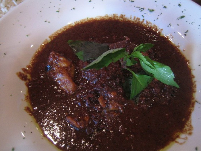 Fesenjan là một món ăn mang tính biểu tượng có từ thời Đế chế Achameinid. Được làm từ quả óc chó, bột lựu và thịt gà hoặc thịt vịt, món ăn này thường được phục vụ trong lễ cưới ở Iran.