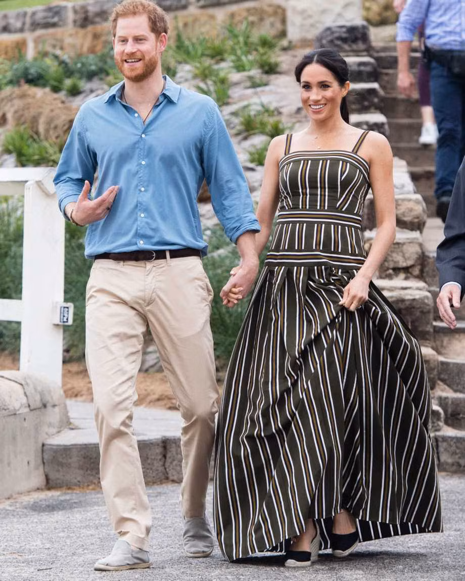 Dù mang bầu nhưng lúc nào Meghan cũng luôn rạng rỡ với váy vóc điệu đà và giày cao gót.