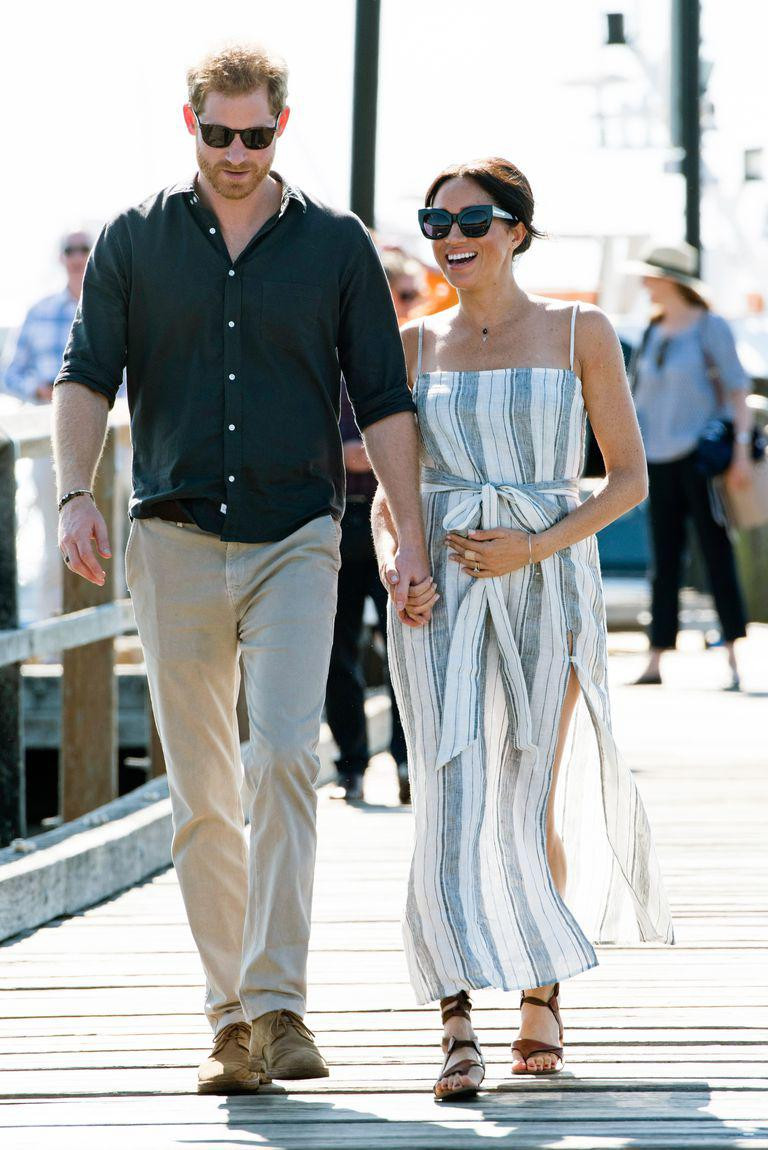 Công nương Meghan mặc chiếc đầm hai dây gợi cảm đi bên chồng.