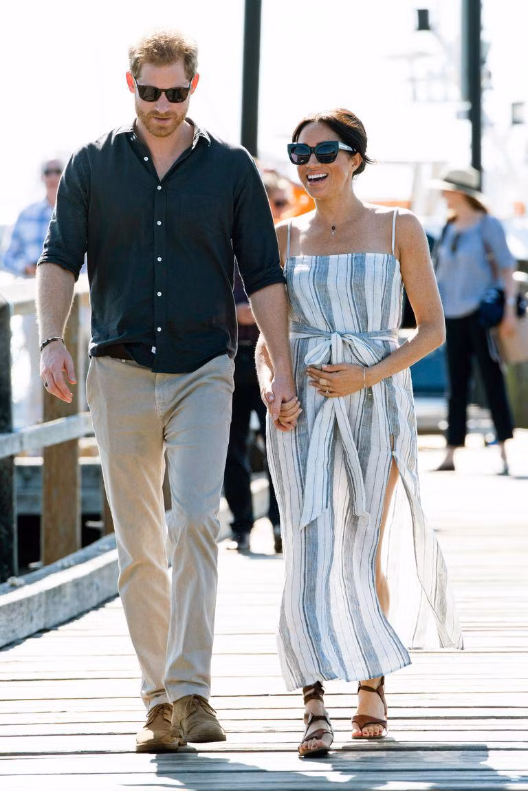 Công nương Meghan mặc chiếc đầm hai dây gợi cảm đi bên chồng.