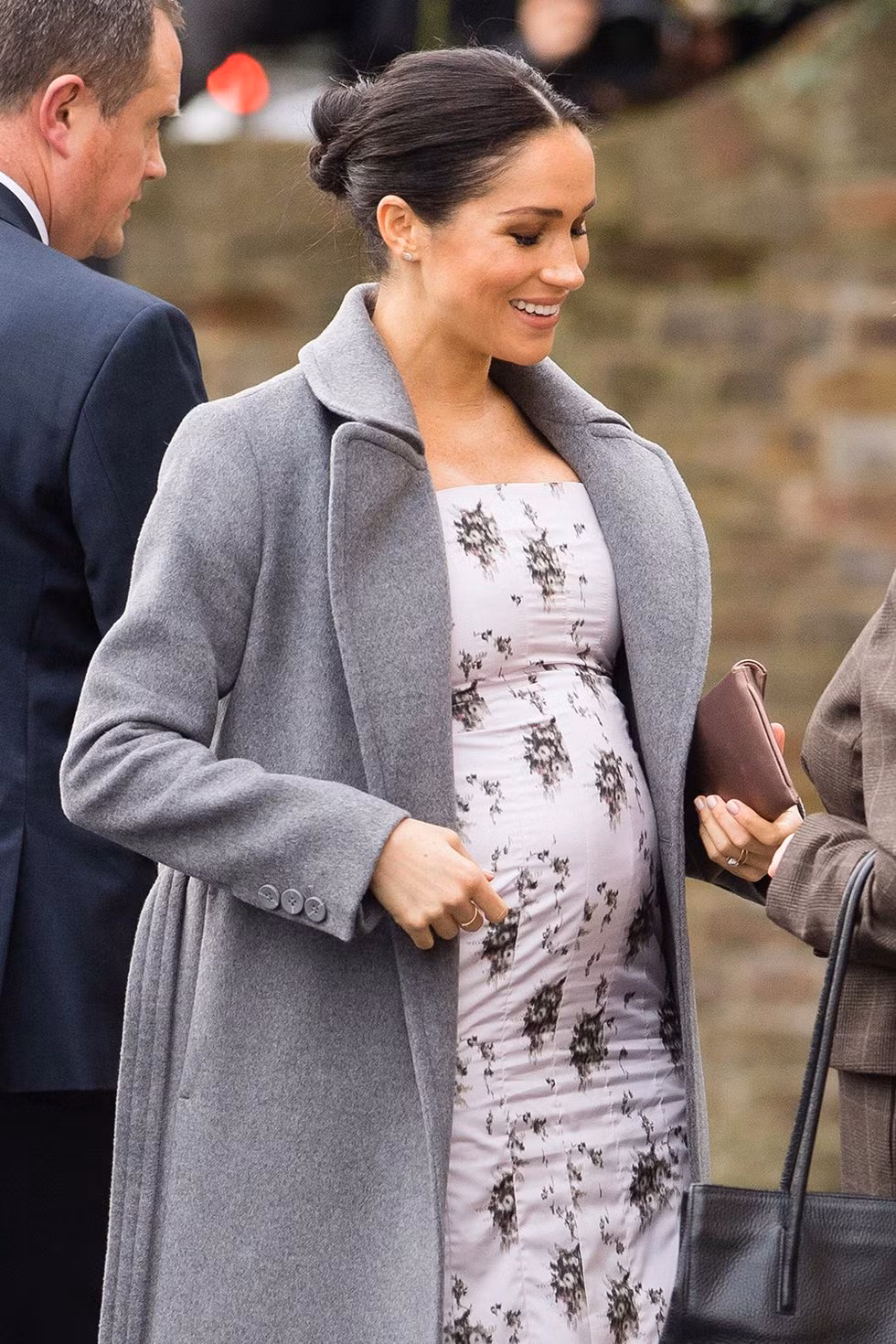 Meghan thường xuyên diện váy ôm sát khoe bụng bầu.