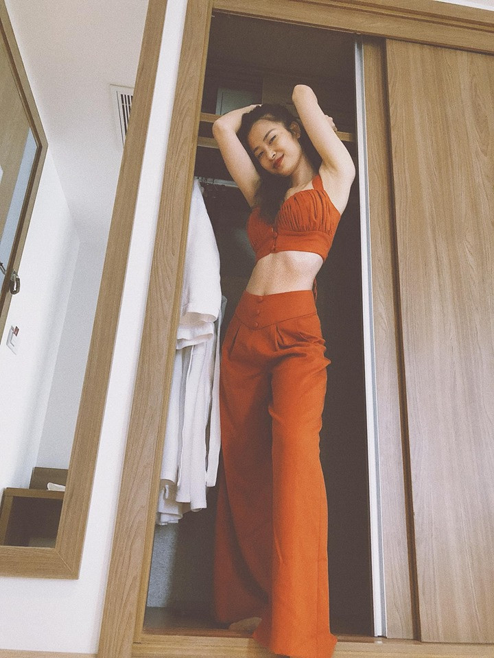 Những chiếc áo hai dây tôn vòng eo được nữ ca sĩ bổ sung liên tục vào tủ đồ.