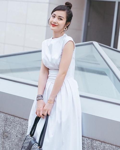 Đông Nhi ngày càng chăm diện những trang phục tối giản đi kèm hàng hiệu và lối trang điểm nhẹ nhàng, ăn gian tuổi.