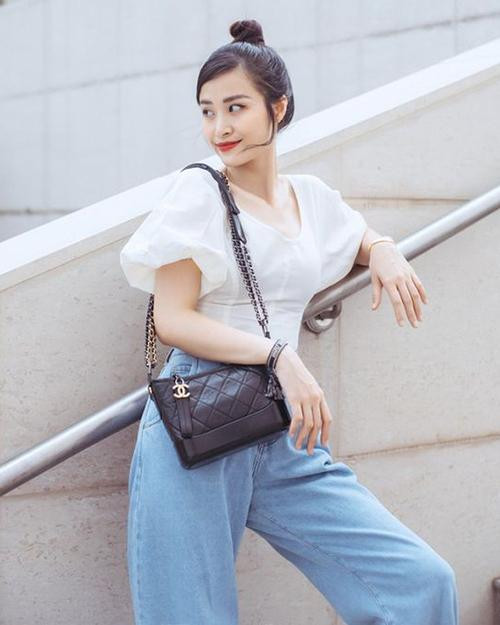 Khi dạo phố, Đông Nhi diện đồ năng động, đẹp mắt hơn.