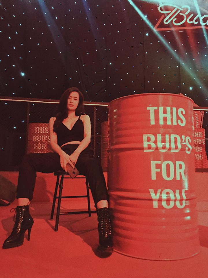 Cô tự tin chinh phục cả những set đồ cực ngầu. 