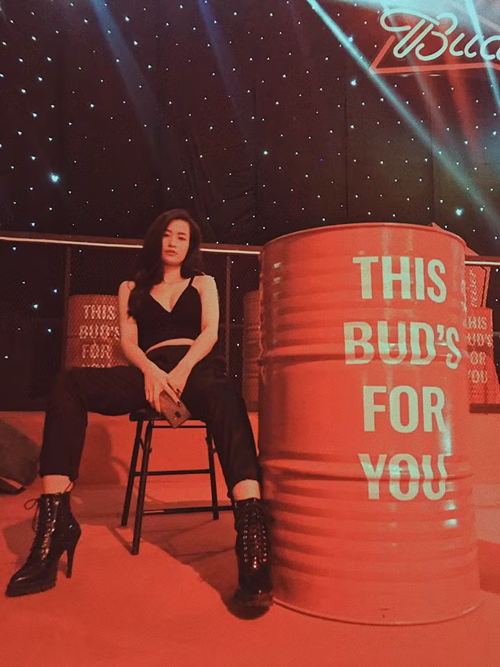 Cô tự tin chinh phục cả những set đồ cực ngầu. 