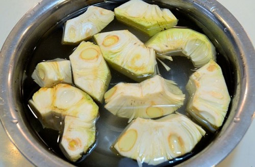 Món mít non kho tộ có màu sắc đẹp mắt, vị bùi bùi, béo béo, hương vị mặn mà ăn cùng cơm trắng nóng hổi sẽ khiến cả gia đình bạn thích thú. Mít non kho tộ gồm nguyên liệu: Mít non: 300 gram, ngò rí, ớt tươi, hành tím : 2 củ, ớt bột.