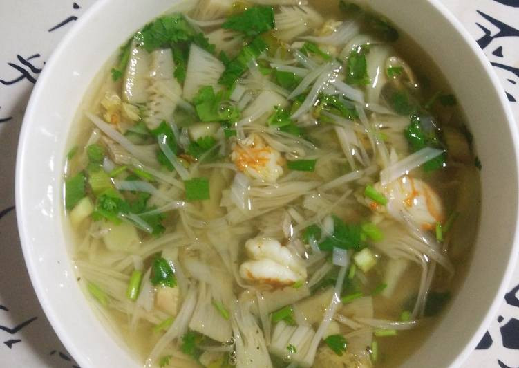 Canh mít nấu lá lốt: Vị ngọt tự nhiên của tôm, nấu kèm với mít, thơm mùi lá lốt tạo hương vị lạ mà thú vị cho món canh. Nguyên liệu: 200g mít non, 100g tôm, vài lá lốt, nước mắm, muối, hạt nêm, hành khô.