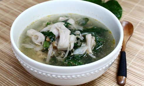 Cách làm: Tôm bóc nõn, rửa sạch, giã thô tôm. Ướp vào bát tôm nửa thìa nhỏ muối, ít hạt tiêu. Mít non thái lát hoặc xé thành từng miếng vừa ăn. Mắm ruốc hòa tan với nước lạnh, lọc bỏ cát, lấy nước cốt mắm. Lá lốt thái nhỏ.