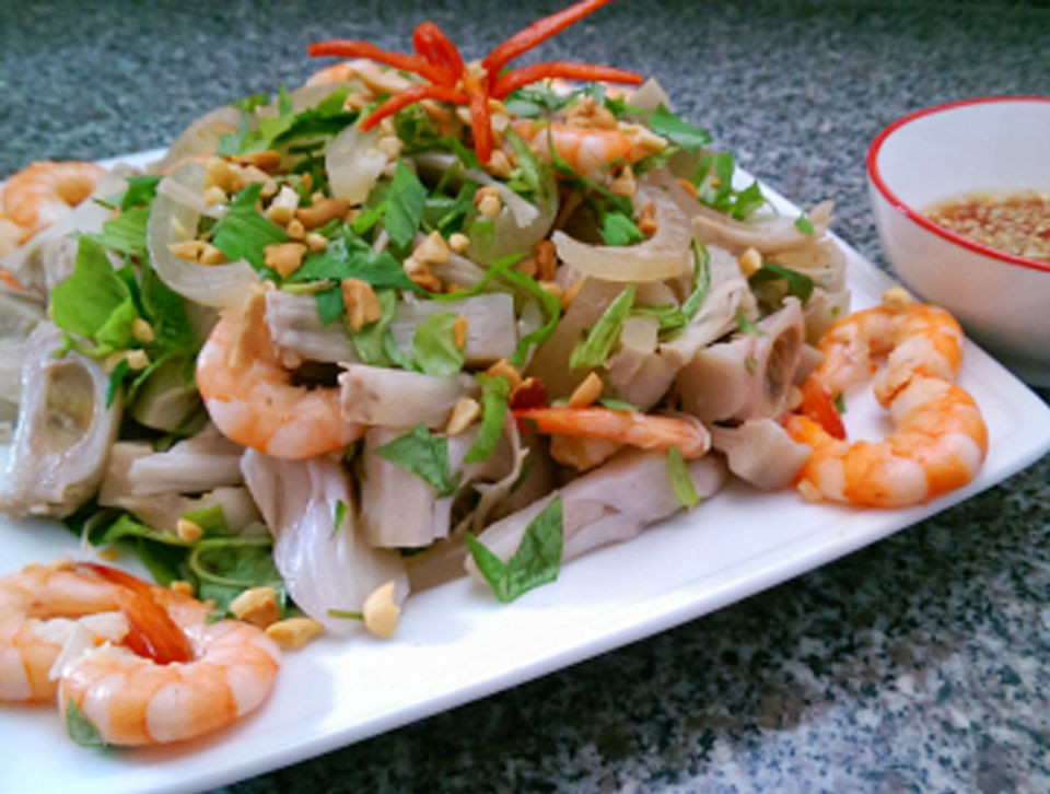 Sau khi đã chuẩn bị xong, bạn cho tất cả nguyên liệu như mít, tôm, thịt vào chung một cái âu rồi trộn đều với vừng rang vàng. Nêm gia vị vừa ăn rồi cho tiếp rau răm vào trộn đều. Món gỏi này dùng kèm với nước mắm chanh tỏi ớt và bánh tráng (hoặc bánh phồng).