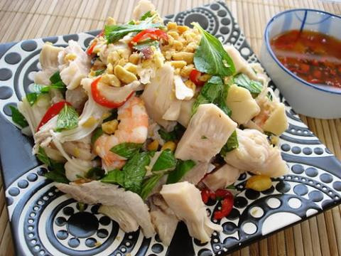 Cách làm: Đun nước sôi, cho vào ít muối, giấm. Cho mít non đã gọt vỏ vào chần sơ qua. Vớt ra cho ngay vào âu nước lạnh. Sau đó vớt ra để ráo, xé mít thành từng sợi vừa ăn. Thịt heo rửa sạch, cho vào nồi luộc chín với ít gừng, hành tây, hạt nêm vào muối. Thịt luộc chín cho vào âu nước lạnh, sau đó thái sợi vừa ăn. Tôm tươi lột vỏ, bỏ chỉ đen, rửa sạch rồi luộc chín. Rau răm nhặt sạch, thái nhỏ.