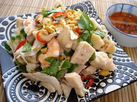 Cách làm: Đun nước sôi, cho vào ít muối, giấm. Cho mít non đã gọt vỏ vào chần sơ qua. Vớt ra cho ngay vào âu nước lạnh. Sau đó vớt ra để ráo, xé mít thành từng sợi vừa ăn. Thịt heo rửa sạch, cho vào nồi luộc chín với ít gừng, hành tây, hạt nêm vào muối. Thịt luộc chín cho vào âu nước lạnh, sau đó thái sợi vừa ăn. Tôm tươi lột vỏ, bỏ chỉ đen, rửa sạch rồi luộc chín. Rau răm nhặt sạch, thái nhỏ.