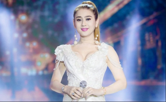 Nói về chế độ dinh dưỡng và giữ dáng, nữ ca sĩ cho biết mình không quá kiêng khem, tập luyện thể dục cũng chỉ ở mức vừa phải. "Một phần vì hình thể của tôi cũng đã đẹp sẵn nên không cần tốn nhiều thời gian cho việc giữ dáng, Lâm Chí Khanh chia sẻ về bí quyết làm đẹp.