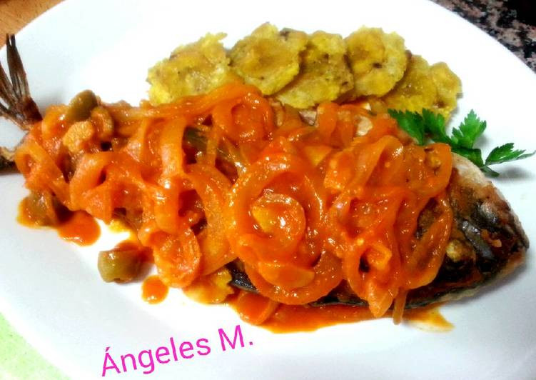 Pescado en mojo isleno, Puerto Rico: Mojo isleno là một loại sốt được làm từ lá nguyệt quế, tỏi, ớt, dầu ôliu, dấm và các loại gia vị khác được hầm nhừ. Loại sốt này giúp khử mùi tanh và tạo hương vị đậm đà cho các món hải sản.