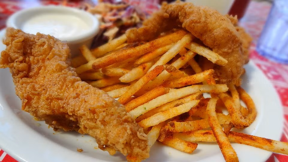 Cá và khoai tây, Anh: Món hải sản truyền thống này xuất hiện ở Anh từ khoảng năm 1860-1863 và được nhiều người yêu thích. Một suất thường gồm khoai tây chiên và cá tẩm bột rán. Thật tuyệt khi bạn được ăn món này khi còn nóng giòn trong tiết trời lạnh ở London.