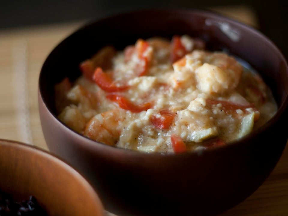 Moqueca, Brazil: Món hầm đơn giản mà ngon miệng này được làm từ hải sản, cà chua, mùi ta, dầu olive, hẹ, tỏi và hành.