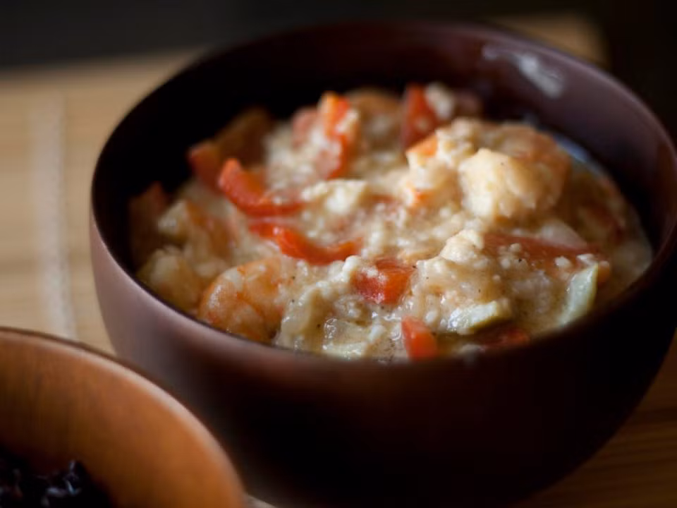 Moqueca, Brazil: Món hầm đơn giản mà ngon miệng này được làm từ hải sản, cà chua, mùi ta, dầu olive, hẹ, tỏi và hành.