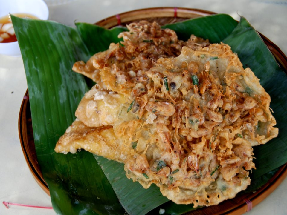 Ukoy, Philippines: Để làm món ăn này, người ta nghiền khoai lang cùng phẩm màu thực vật, sau đó rán cùng tôm để nguyên vỏ.