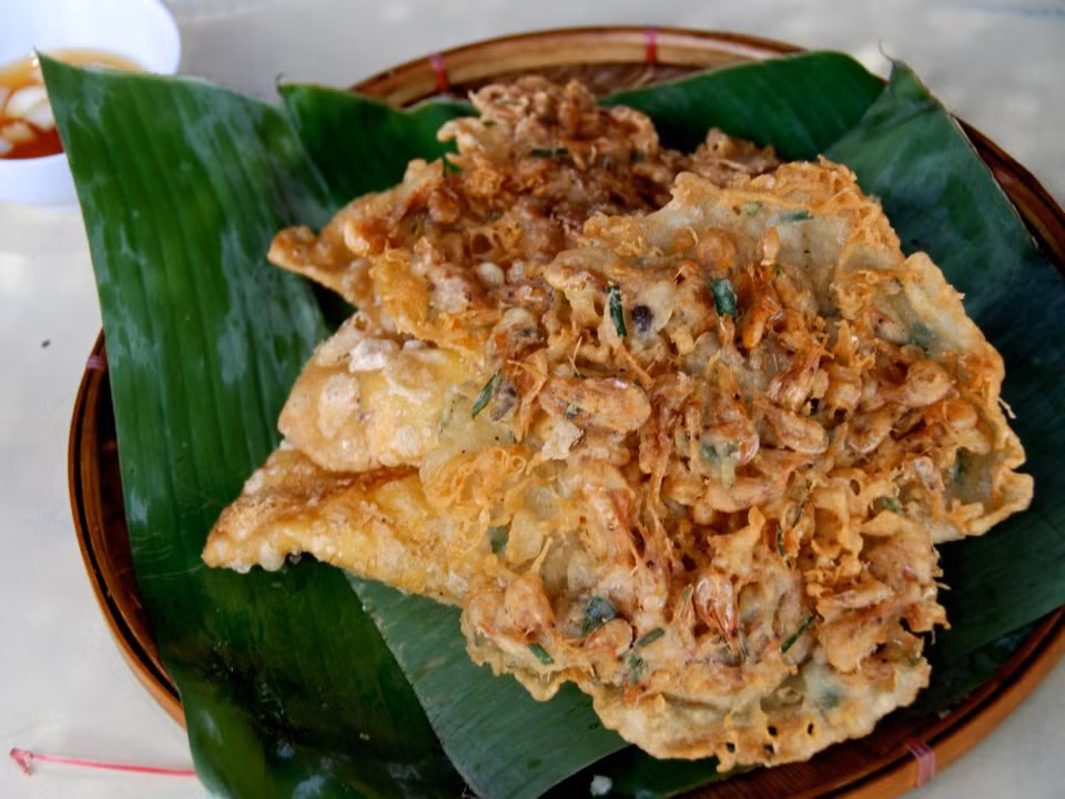 Ukoy, Philippines: Để làm món ăn này, người ta nghiền khoai lang cùng phẩm màu thực vật, sau đó rán cùng tôm để nguyên vỏ.