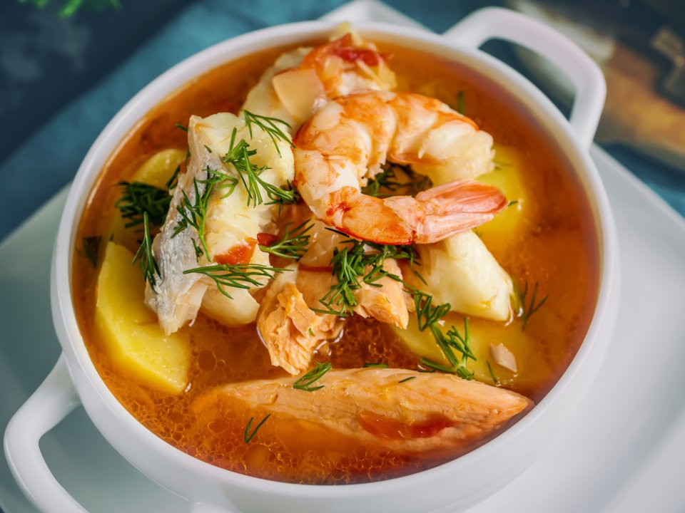 Bouillabaisse, Pháp: Đây là món hầm nổi tiếng của thành phố hải cảng Marseille. Ban đầu, món ăn này là của các thủy thủ, nấu từ cá còn thừa sau các bữa ăn. Hải sản được hầm cùng các loại rau thơm của vùng Provence, tạo ra hương vị độc đáo, khó quên.