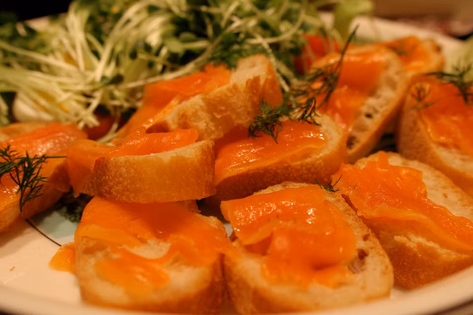 Gravlax, Thụy Điển: Món khai vị độc đáo của Thụy Điển có nguyên liệu chủ yếu là cá hồi muối, ăn kèm bánh mì lúa mạch đen và sốt thì là (hovmästarsås).