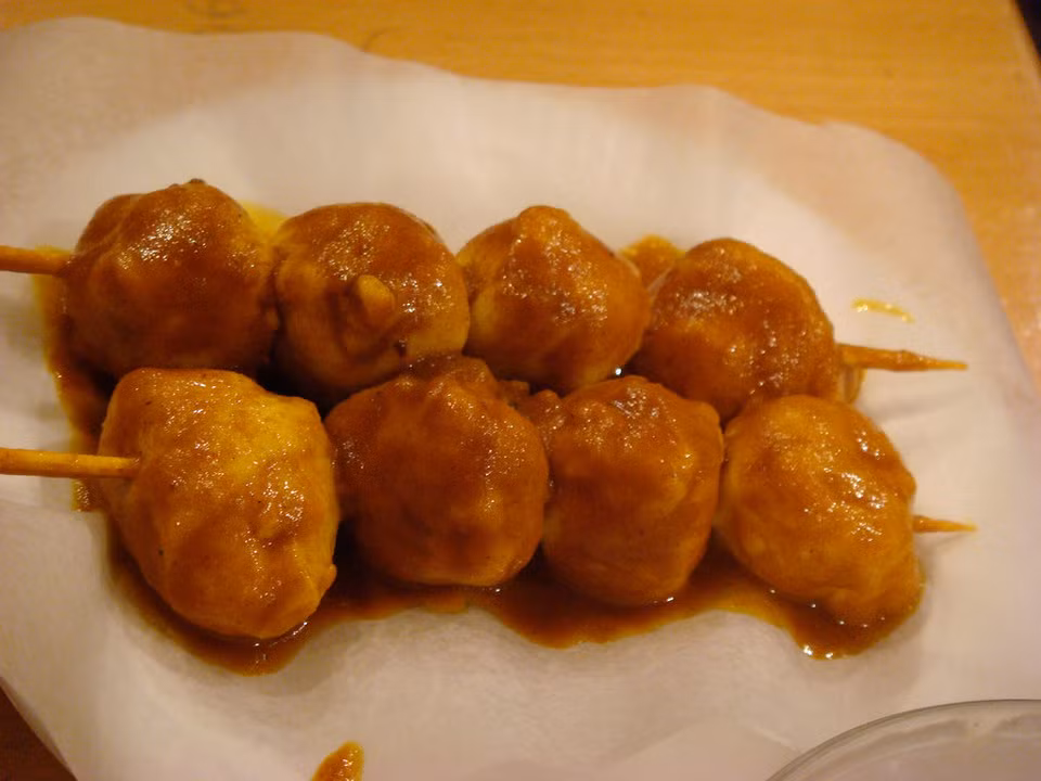 Boulettes de poisson, Senegal: Đây là món cá viên chiên, thường được ăn kèm tương cà chua. Tuy đơn giản nhưng món ăn có vị rất ngon và giá cả phải chăng, rất hợp để bạn ăn lót dạ.