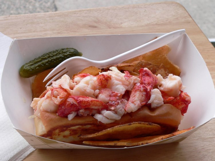 Bánh mì kẹp tôm hùm, Mỹ: Có xuất xứ từ Maine và nhanh chóng trở thành đồ ăn được yêu thích ở vùng duyên hải, bánh mì kẹp tôm hùm là món không thể bỏ qua khi tới New England. Tôm hùm được hấp chín, lọc lấy thịt, trộn mayonaise và kẹp với bánh mì nướng.