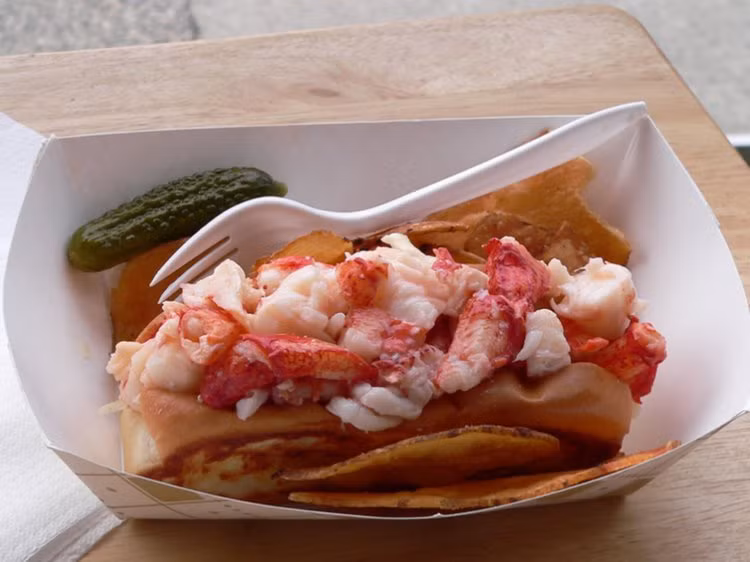 Bánh mì kẹp tôm hùm, Mỹ: Có xuất xứ từ Maine và nhanh chóng trở thành đồ ăn được yêu thích ở vùng duyên hải, bánh mì kẹp tôm hùm là món không thể bỏ qua khi tới New England. Tôm hùm được hấp chín, lọc lấy thịt, trộn mayonaise và kẹp với bánh mì nướng.