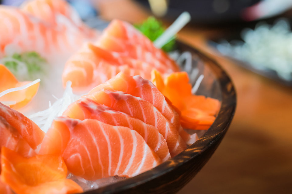 Sashimi, Nhật Bản: Sashimi là món ăn nổi tiếng của ẩm thực Nhật Bản, gồm các loại hải sản sống được thái lát mỏng, ăn kèm xì dầu, gừng và mù tạt.