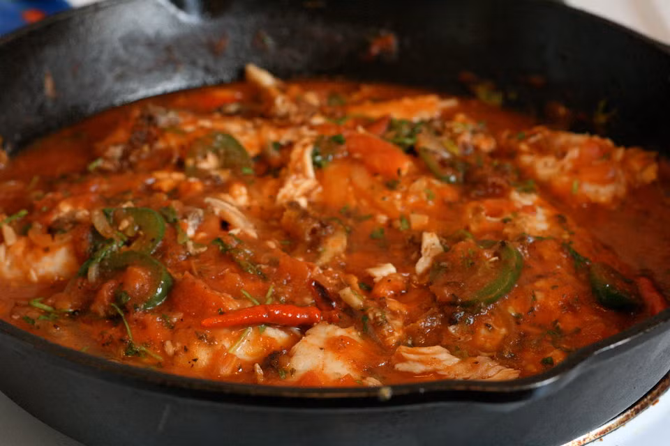 Pescado a la Veracruzana – Mexico: Đây là món cá phi lê om ngon nổi tiếng của thành phố ven biển Veracruz tại Mexico.Ảnh: Insider, Internet.