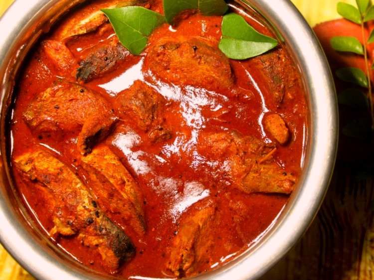 Cà ri cá kerala, Ấn Độ: Món cà ri có nước sốt được làm từ gừng, tỏi, hành và gia vị được xào săn. Sau đó, cá được nấu trong nước sốt có hương vị cay hấp dẫn này.