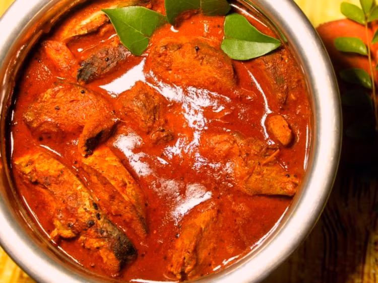 Cà ri cá kerala, Ấn Độ: Món cà ri có nước sốt được làm từ gừng, tỏi, hành và gia vị được xào săn. Sau đó, cá được nấu trong nước sốt có hương vị cay hấp dẫn này.