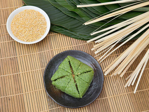 Bánh chưng nhân cá hồi, cá tầm: Loại bánh chưng này vừa ra mắt thị trường trước dịp Tết Kỷ Hợi 2019. Theo giới thiệu của công ty sản xuất, bánh chưng cá hồi khi hoàn thành không có vị tanh, gây của cá hồi mà thơm nức, rất phù hợp với những khách không thích ăn thịt. Ảnh: Internet.