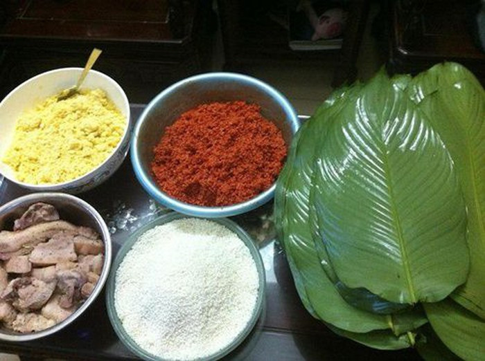 Bánh chưng gấc được làm từ các nguyên liệu tươi ngon như: nếp, đậu xanh, gấc, thịt heo, gia vị… bề ngoài vẫn xanh như bánh chưng xanh nhưng khi bóc ra, ruột đỏ au, gạo dẻo, nhuyễn lại có vị mặn ngọt của gấc và các gia vị truyền thống của người Việt, tạo nên một mùi vị đặc biệt. Ảnh: Internet.