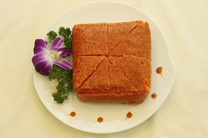 Trong ngày lễ tết, ngày rằm, gia đình nào cũng chuộng màu đỏ với quan niệm màu đỏ sẽ mang lại may mắn. Do đó, bánh chưng gấc rất được yêu thích. Ảnh: Internet.