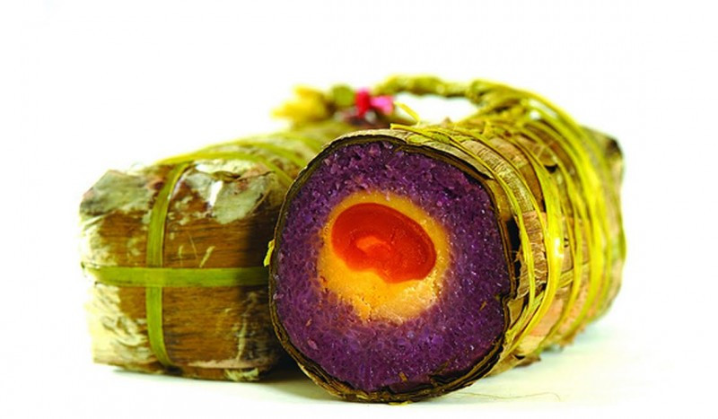 Bánh tét là món bánh quen thuộc ở miền Nam. Bên cạnh loại bánh tét được gói theo kiểu truyền thống, với các nguyên liệu như món bánh chưng, thị trường còn có thêm loại bánh tét lá cẩm trứng vịt muối, bán với giá từ 100.000 đồng/đòn. Ảnh: Internet.