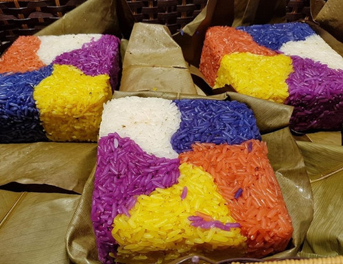 Vào những ngày cận Tết Nguyên Đán 2019, những loại bánh chưng độc lạ này khiến nhiều người không khỏi thích thú. Bánh chưng ngũ sắc là sự kết hợp của 5 màu sắc trong tự nhiên, tượng trưng cho kim, mộc, thủy, hỏa, thổ với ước nguyện mang lại may mắn cho năm mới. Ảnh: Emdep.